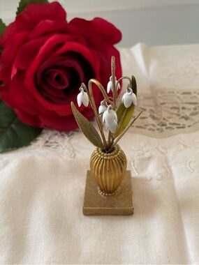 Vintage 1969 vanity table Gold Metal Lily of the Valley Figurine - Unbranded